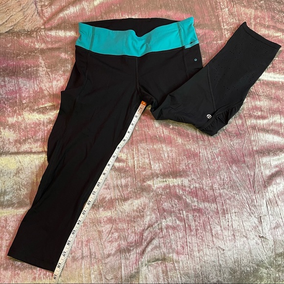 Lululemon Water Bound Crop
Black / Blue Tropics Size 6 - Picture 3 of 13